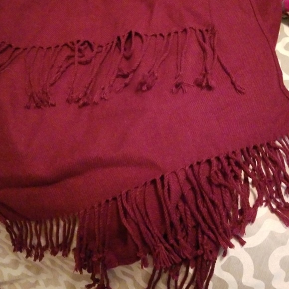 Burgundy shawl - Picture 1 of 2